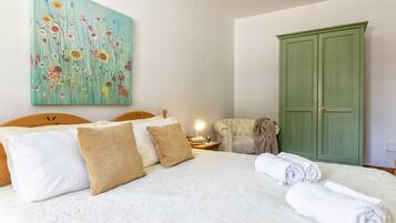 4 bedrooms, iron/ironing board, free WiFi, bed sheets