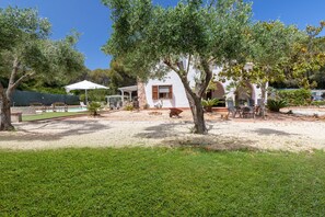 A villa with outdoor seating, a pool, and a garden with olive trees. - Villa 'Matian' with Private Pool, Wi-Fi and Air Conditioning (marina di sorso)