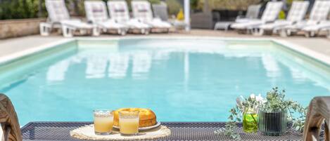 Een verwarmd zwembad