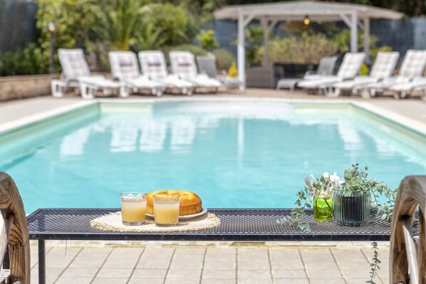 حمّام سباحة مُدفَّأ