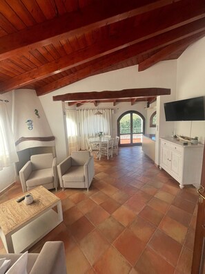 TV, fireplace - Villa Runcina with sea view, Wi-Fi and private pool (San Teodoro)