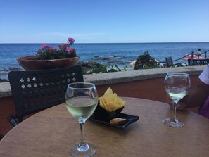 Outdoor dining - Apartment Runcina 1 with Sea View, Wi-Fi and Shared Pool (San Teodoro)