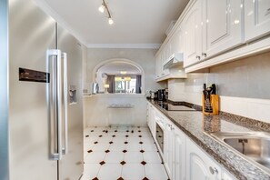 ثلاجة، ميكروويف، فرن، موقد طهي مسطح