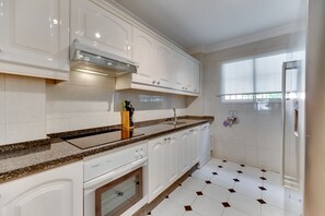 Frigorífic, microones, forn i placa de cuina 