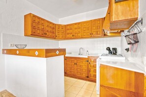 Fridge, microwave, oven, stovetop - Holiday Home 'Amor Supremo' with Mountain View, WiFi and Air Conditioning (Poble nou de Benitachell)