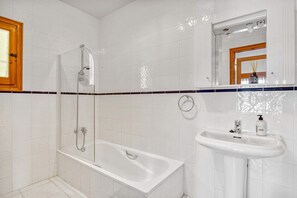Bathtub, hair dryer, towels - Holiday Home 'Amor Supremo' with Mountain View, WiFi and Air Conditioning (Poble nou de Benitachell)