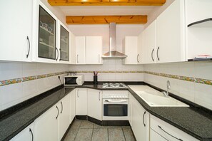 Frigorifero, microonde, forno, piano cottura