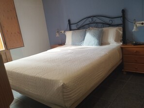 2 عدّة غرف نوم ومكواة/لوح كي وواي فاي مجانًا وملاءات أسرّة