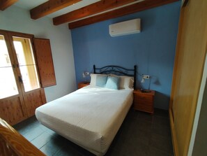 2 makuuhuonetta, silitysrauta/-lauta, ilmainen Wi-Fi, vuodevaatteet