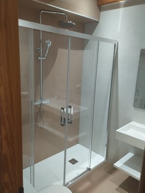 Ducha, secador de pelo y toallas