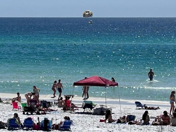 Nära stranden, solstolar och strandhanddukar