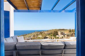 A balcony with a view of a coastal village and the sea. - Apartment 'Konstantinos and Eleni's' with Sea View, Wi-Fi and Air Conditioning (Kea)