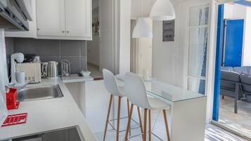 Køleskab, mikrobølgeovn, ovn, kogeplade