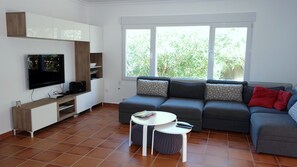 Televisie, een stereo en een computerscherm