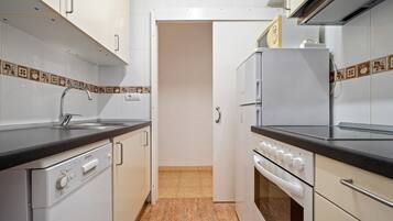 Kylskåp, mikrovågsugn, ugn och spishäll