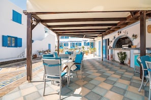 Outdoor dining - Holiday Home 'Livadia Beach Studio B ' with Sea View, Wi-Fi and Air Conditioning (tilos)
