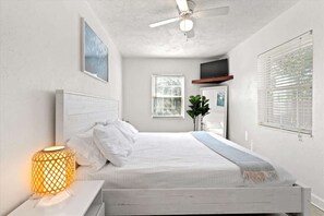 3 habitaciones, escritorio y tabla de planchar con plancha 