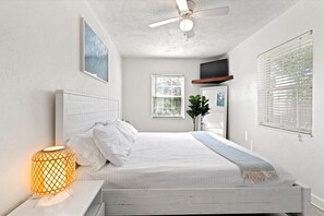 3 habitaciones, escritorio y tabla de planchar con plancha