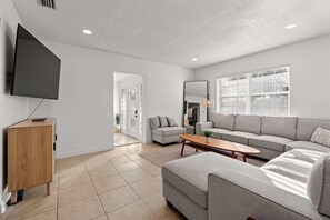 TV, pebolim, escritórios