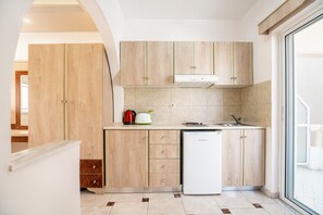 Une cuisine moderne avec des meubles en bois, un lave-vaisselle encastré et une fenêtre qui laisse entrer la lumière naturelle.