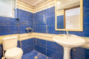 Regadera, secadora de cabello, toallas 