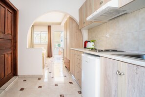 Fridge, stovetop, coffee/tea maker, electric kettle