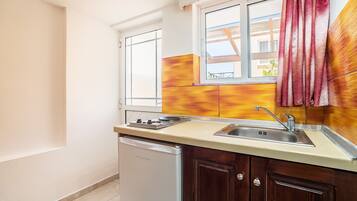 Fridge, stovetop, coffee/tea maker, electric kettle
