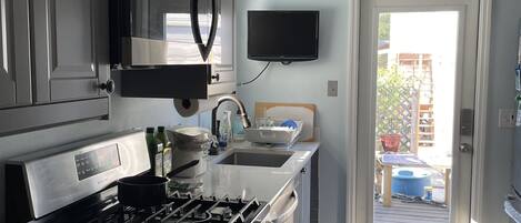 冷蔵庫、電子レンジ、オーブン、コンロ