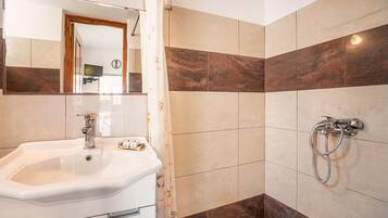 Een douche, een haardroger, handdoeken