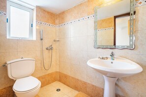 Shower, hair dryer, towels - Holiday Home 'Olympus Tilos Apt Double A1 ' with Mountain View, Wi-Fi and Air Conditioning (Tilos)