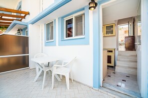 Outdoor dining - Holiday Home 'Olympus Tilos Apt Double A1 ' with Mountain View, Wi-Fi and Air Conditioning (Tilos)