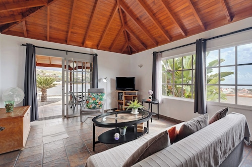 Holiday Home 'Casa Óscar' with Mountain View, Private Pool and Wi-Fi