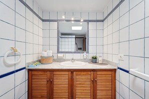 Shower, hair dryer, towels - Holiday Home 'Casa Óscar' with Mountain View, Private Pool and Wi-Fi (Los Llanos)