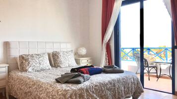 3 slaapkamers, een strijkplank/strijkijzer, gratis wifi, beddengoed