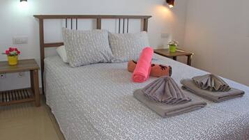 2 slaapkamers, een strijkplank/strijkijzer, gratis wifi, beddengoed