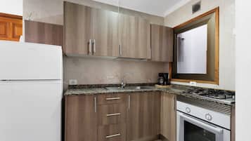 Kühlschrank, Ofen, Herdplatte, Kochgeschirr/Geschirr/Besteck