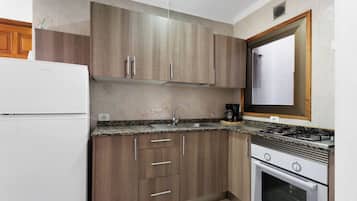 Kühlschrank, Ofen, Herdplatte, Kochgeschirr/Geschirr/Besteck