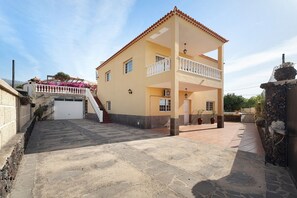 Exterior - Vacation Home "Bonita Casa Arianny con Piscina" with Mountain View, Private Pool & Wi-Fi (Vento)