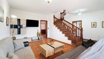 Fernseher, Kamin, Tischtennisplatte