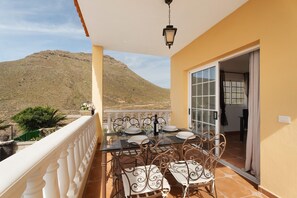 Outdoor dining - Vacation Home "Bonita Casa Arianny con Piscina" with Mountain View, Private Pool & Wi-Fi (Vento)