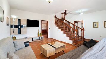 Fernseher, Kamin, Tischtennisplatte