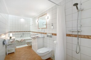 Baignoire, sèche-cheveux, serviettes fournies