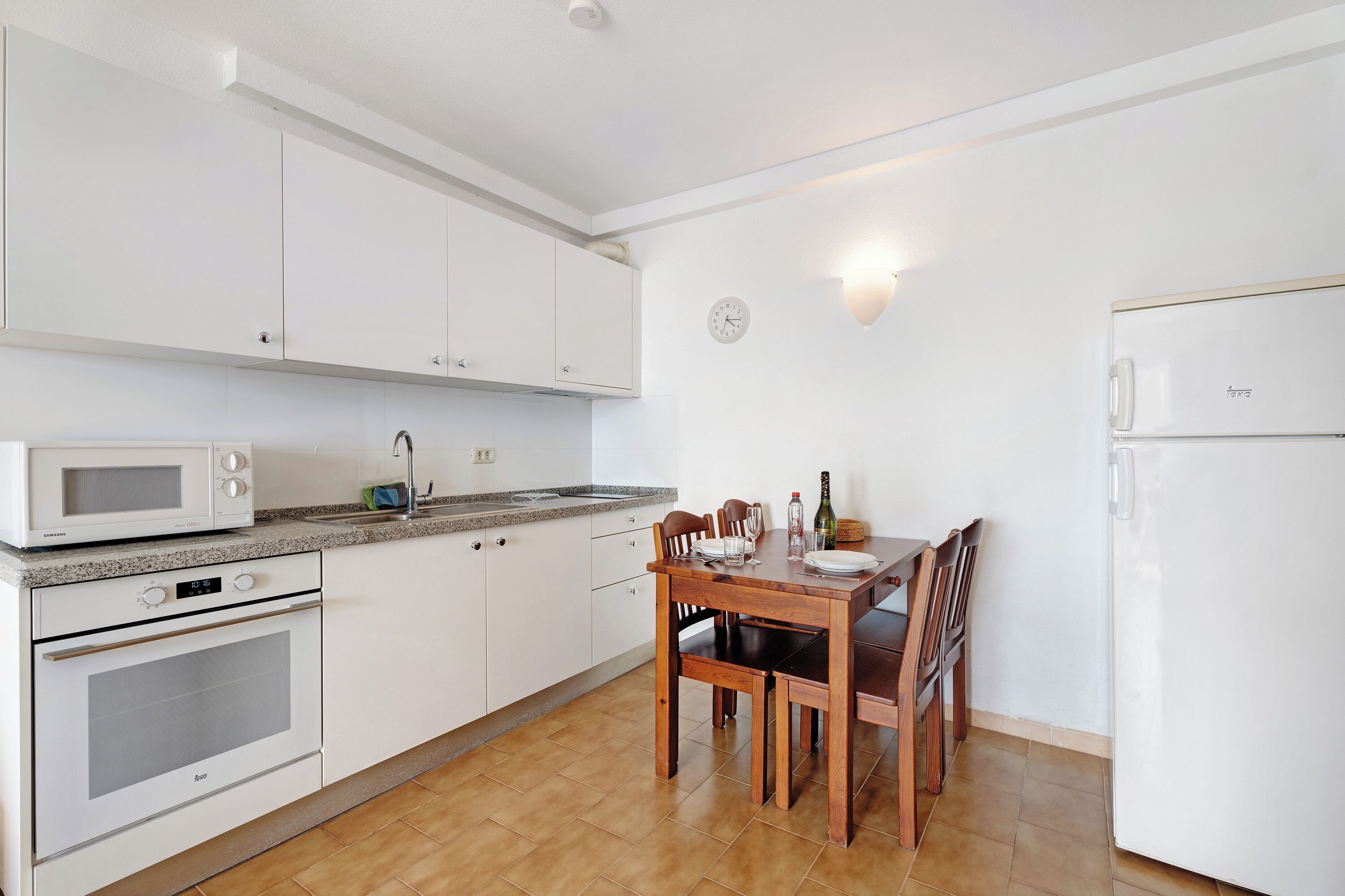 冷蔵庫、電子レンジ、オーブン、コンロ