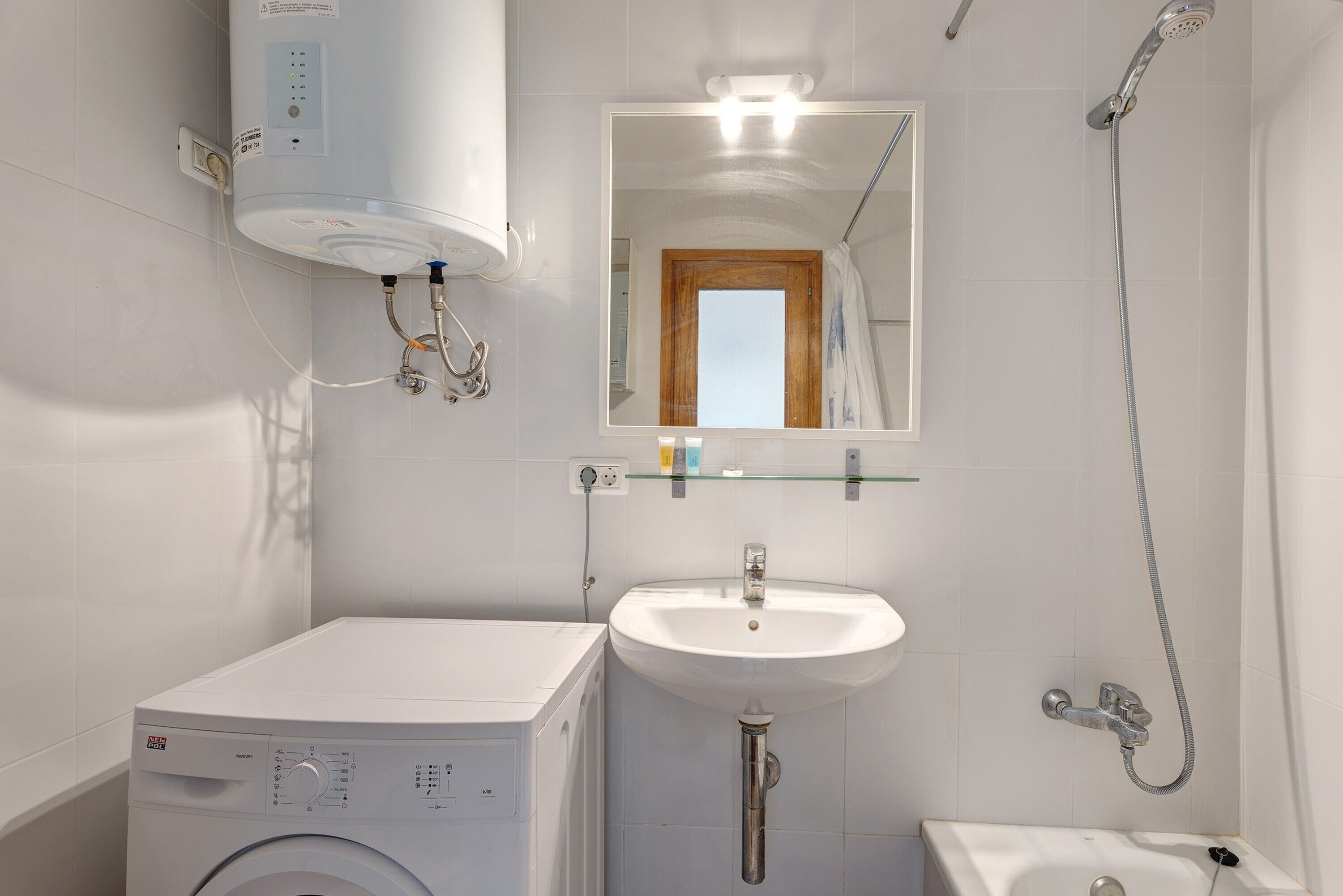 Bañera, secador de pelo, toallas
