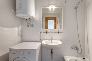 Badewanne, Haartrockner, Handtücher