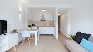 Een modern appartement met keuken, eetgedeelte en woonkamer.