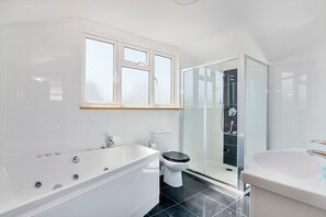 Badewanne, Haartrockner, Handtücher, Shampoo