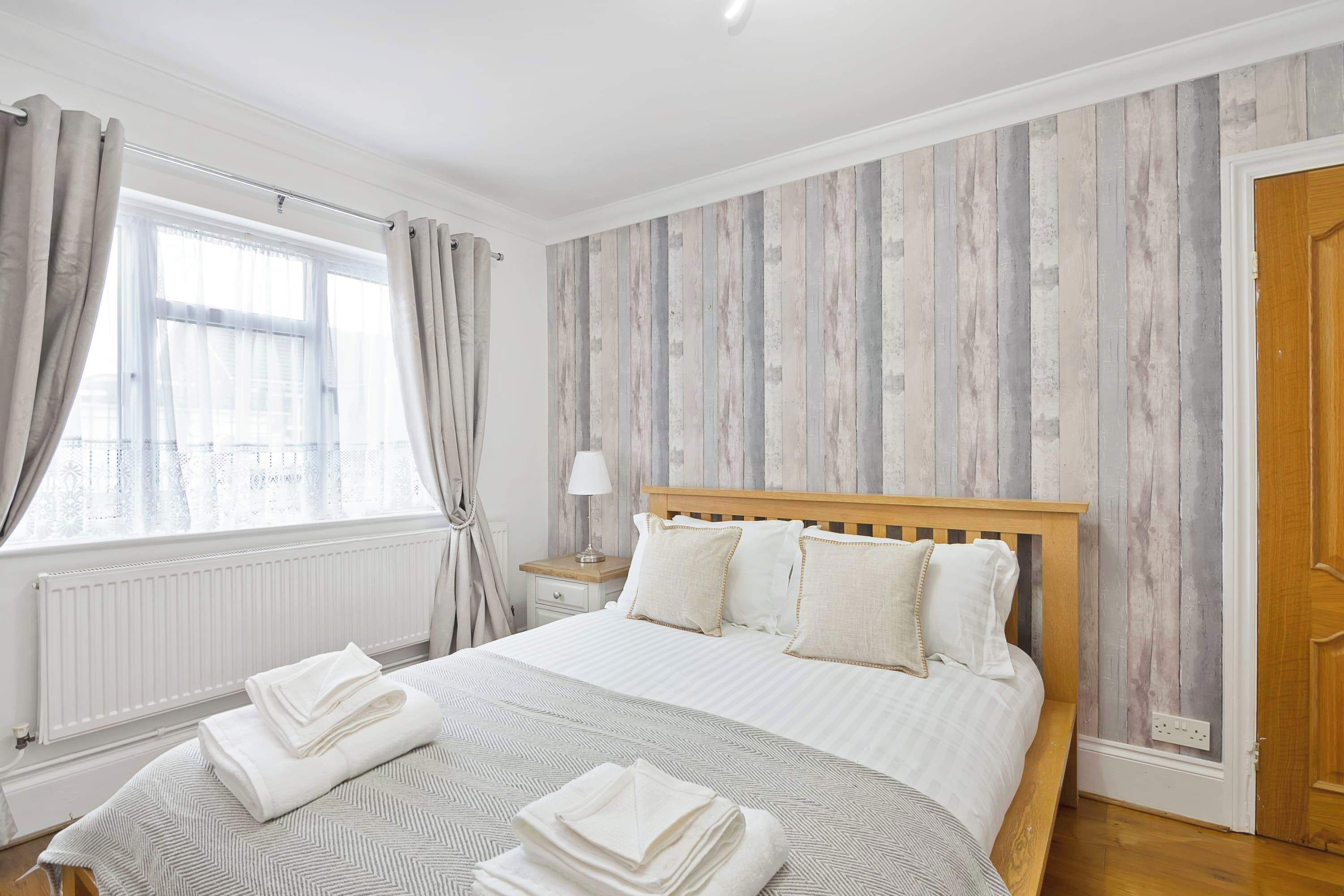 4 bedrooms, desk, iron/ironing board, travel cot