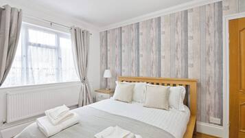 4 bedrooms, desk, iron/ironing board, travel cot