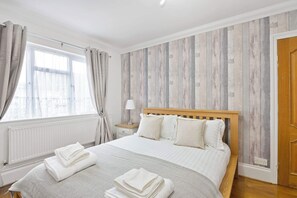 4 chambres, bureau, fer et planche à repasser, lit parapluie